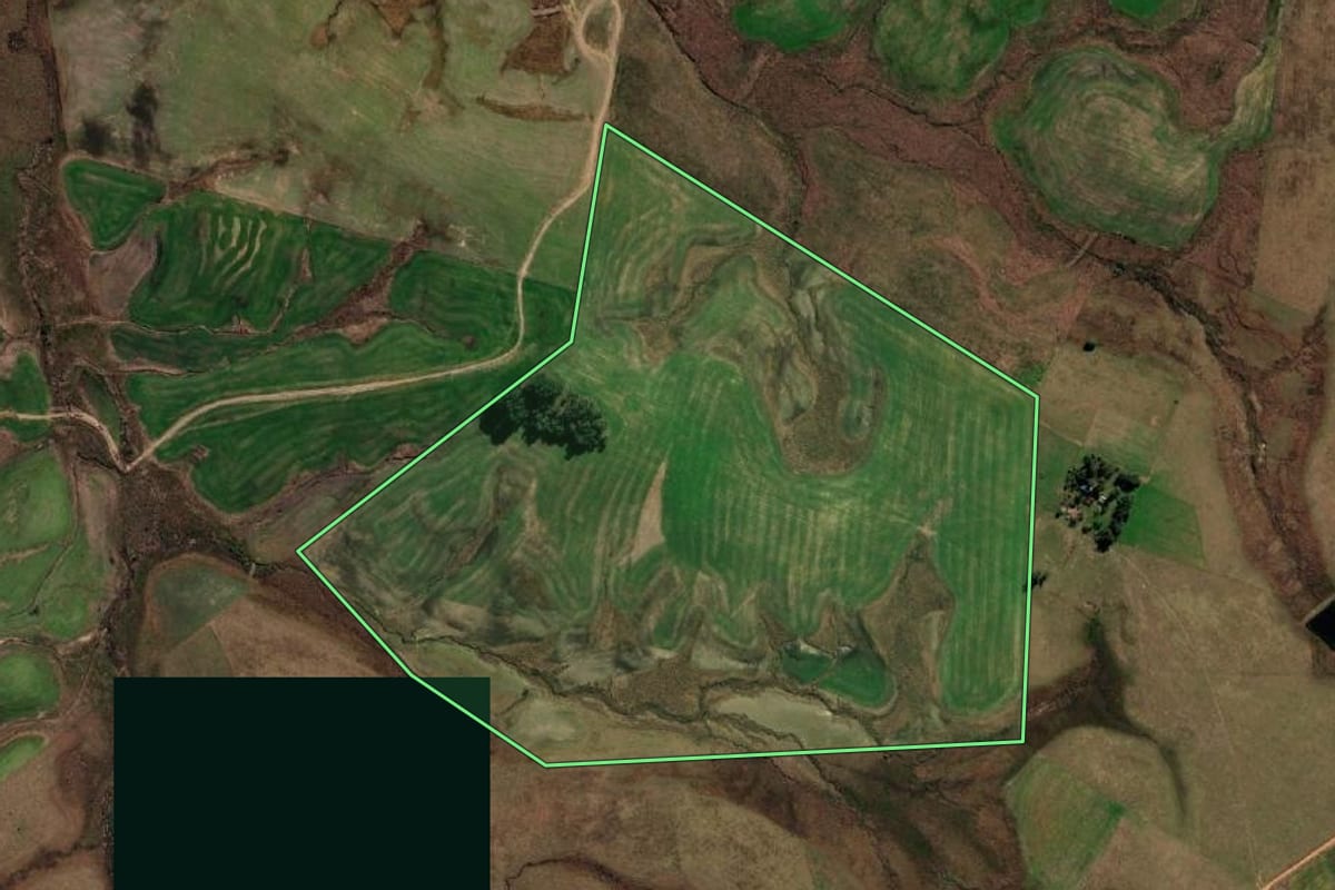 Imagem de satélite do imóvel rural em Sant'Ana do Livramento (RS), com o contorno declarado no CAR desenhado por cima.