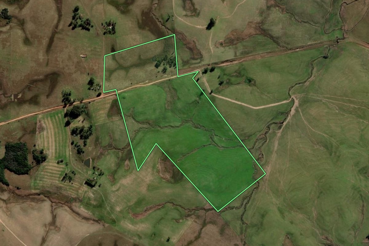 Imagem de satélite do imóvel rural em Sant'Ana do Livramento (RS), com o contorno declarado no CAR desenhado por cima.