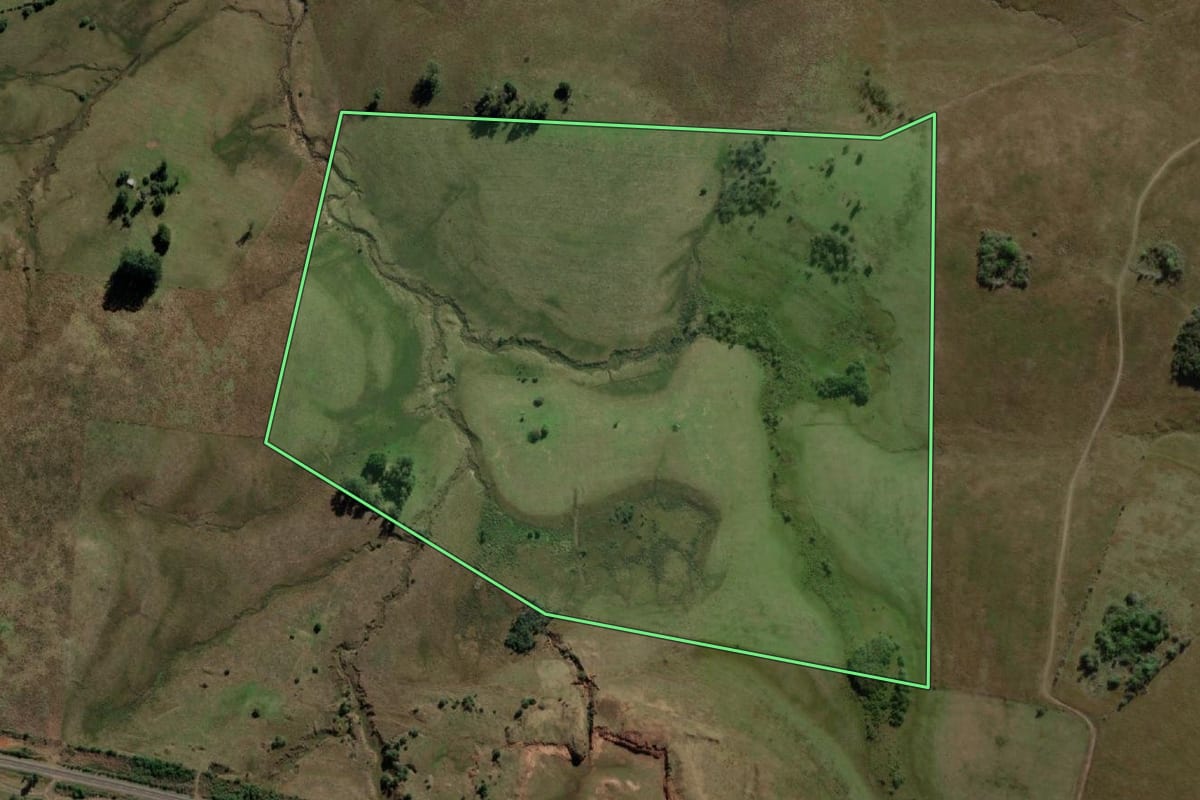 Imagem de satélite do imóvel rural em Sant'Ana do Livramento (RS), com o contorno declarado no CAR desenhado por cima.