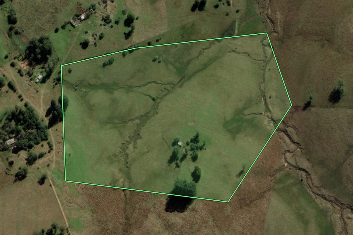 Imagem de satélite do imóvel rural em Sant'Ana do Livramento (RS), com o contorno declarado no CAR desenhado por cima.