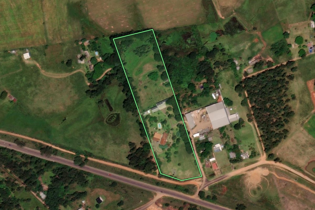 Imagem de satélite do imóvel rural em Sant'Ana do Livramento (RS), com o contorno declarado no CAR desenhado por cima.