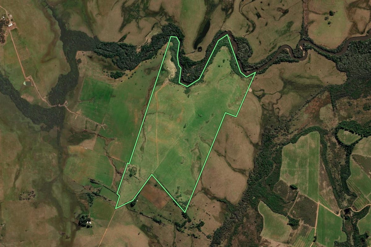 Imagem de satélite do imóvel rural em Sant'Ana do Livramento (RS), com o contorno declarado no CAR desenhado por cima.