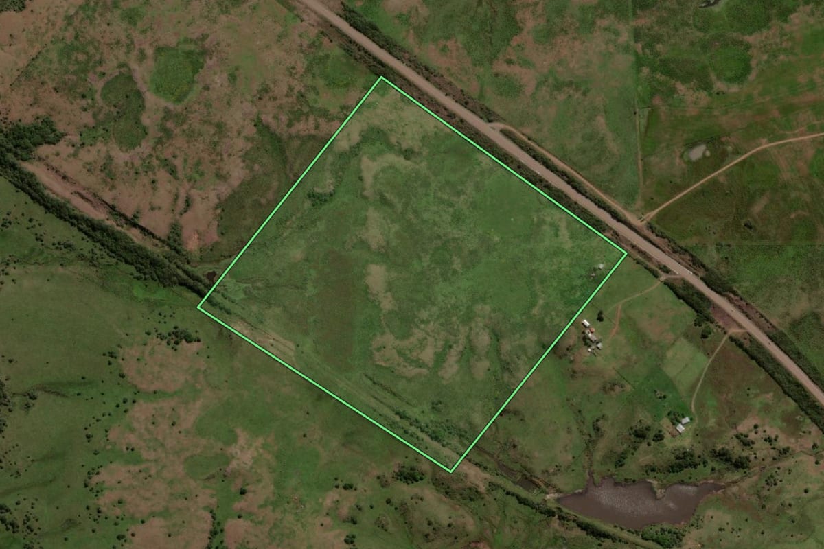 Imagem de satélite do imóvel rural em Sant'Ana do Livramento (RS), com o contorno declarado no CAR desenhado por cima.