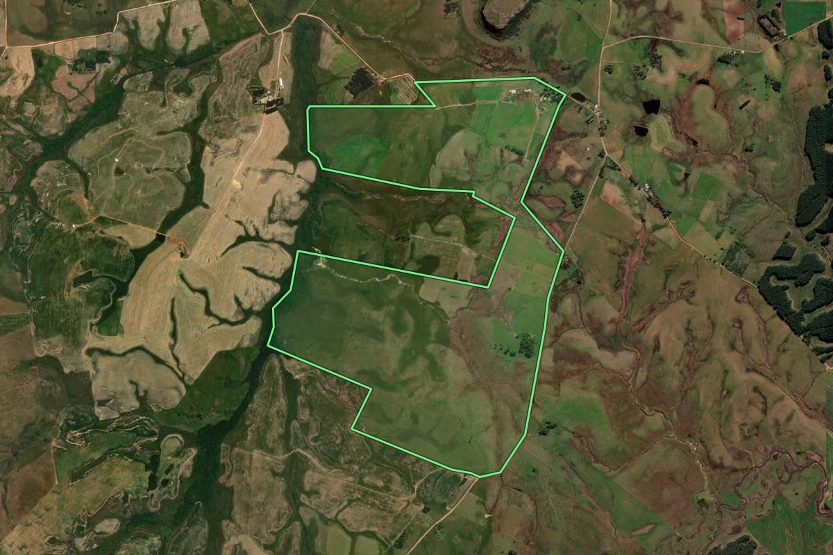 Imagem de satélite do imóvel rural em Sant'Ana do Livramento (RS), com o contorno declarado no CAR desenhado por cima.