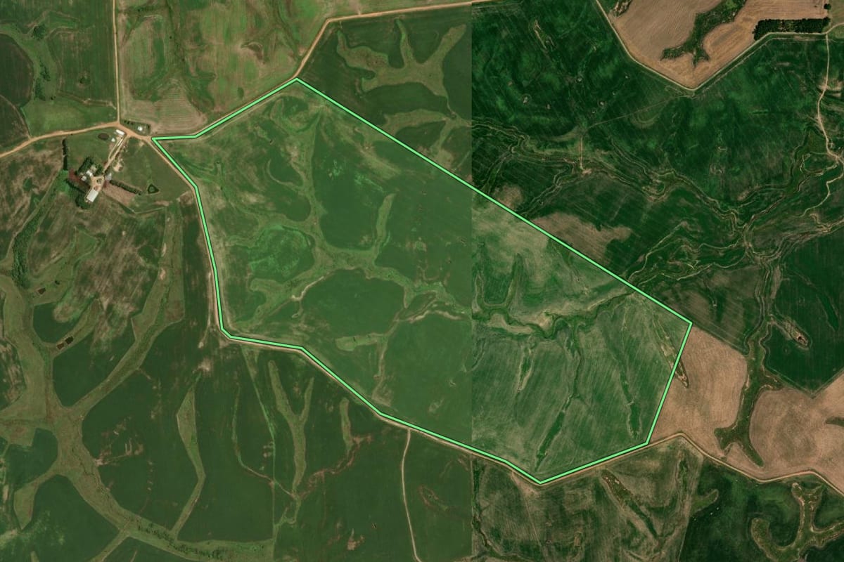 Imagem de satélite do imóvel rural em Sant'Ana do Livramento (RS), com o contorno declarado no CAR desenhado por cima.