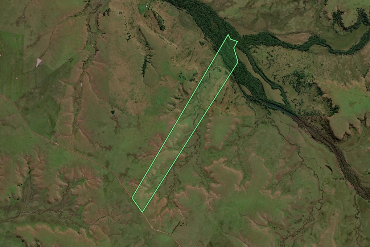 Imagem de satélite do imóvel rural em Sant'Ana do Livramento (RS), com o contorno declarado no CAR desenhado por cima.
