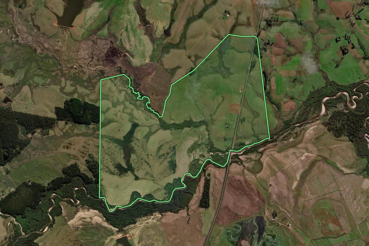Imagem de satélite do imóvel rural em Sant'Ana do Livramento (RS), com o contorno declarado no CAR desenhado por cima.