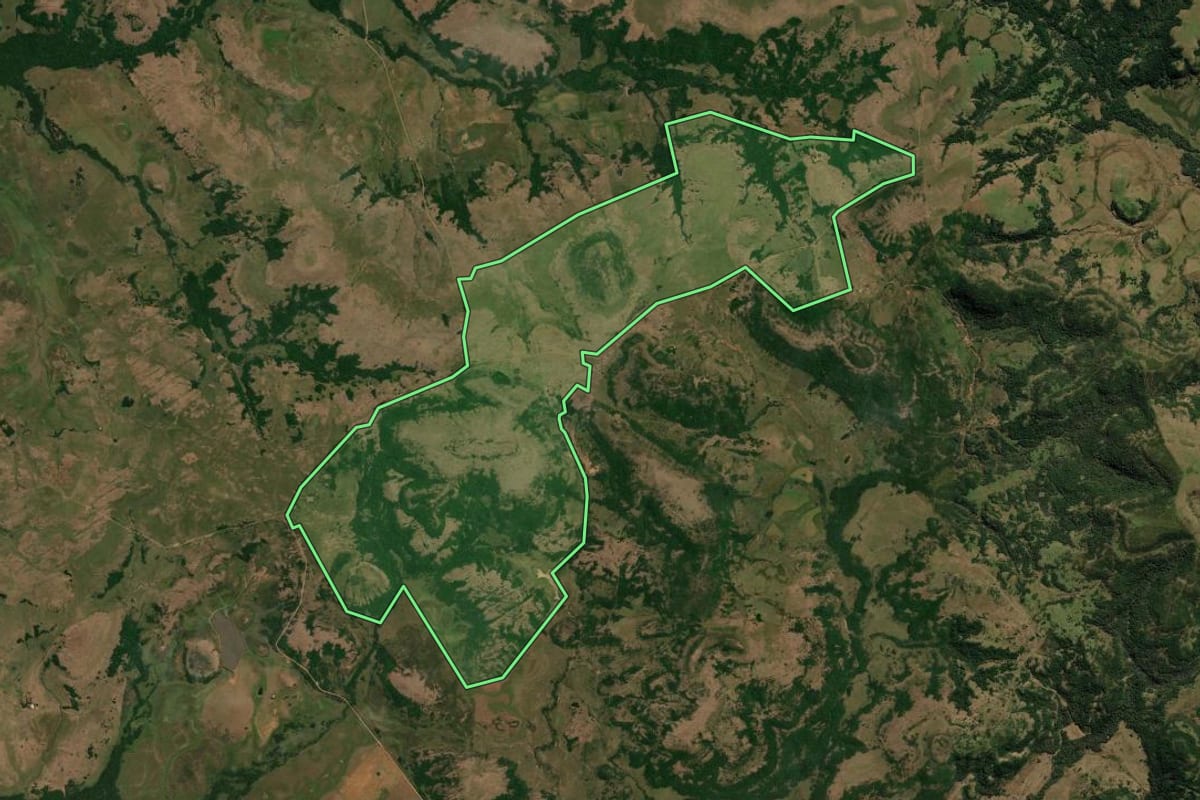 Imagem de satélite do imóvel rural em Sant'Ana do Livramento (RS), com o contorno declarado no CAR desenhado por cima.