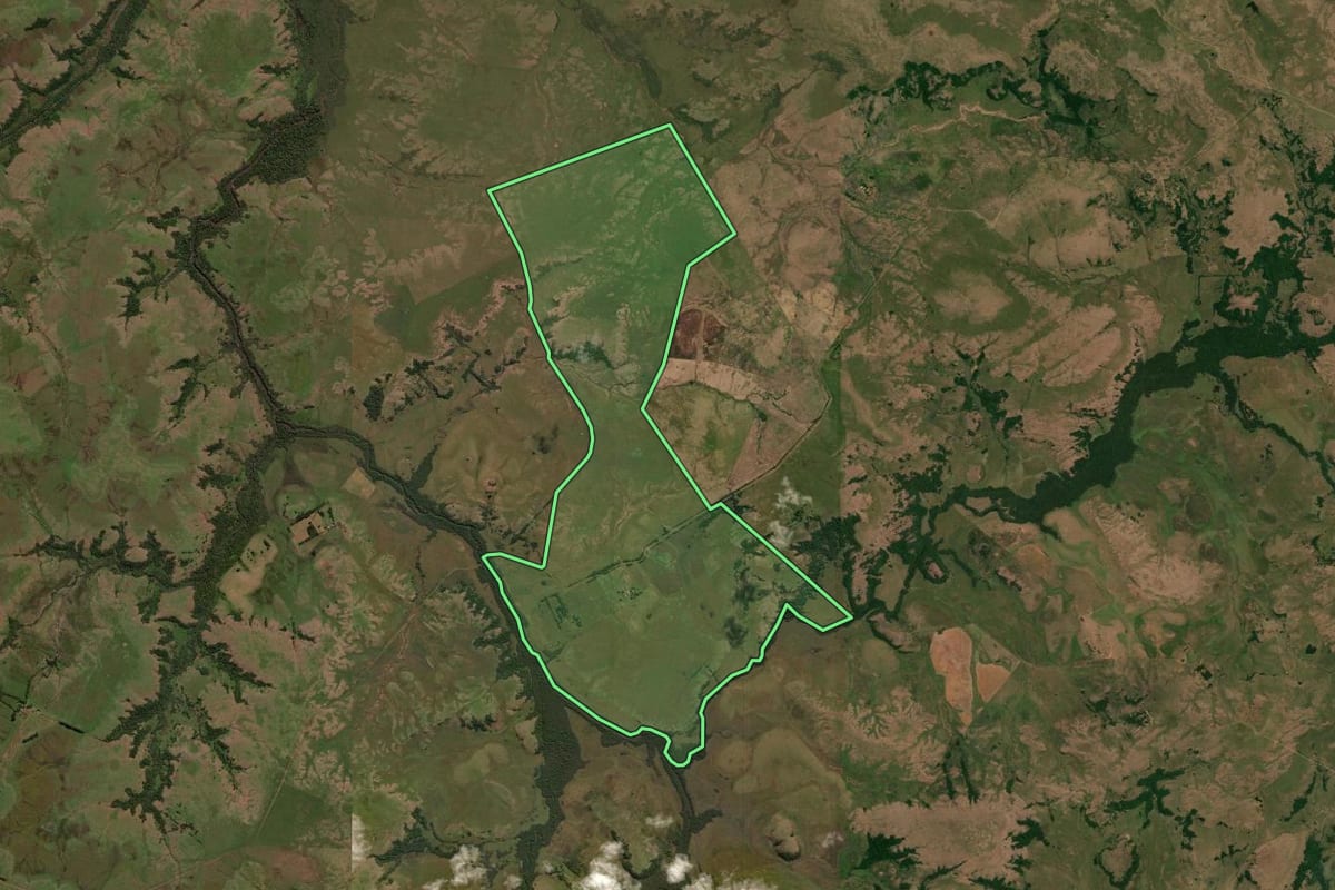 Imagem de satélite do imóvel rural em Sant'Ana do Livramento (RS), com o contorno declarado no CAR desenhado por cima.