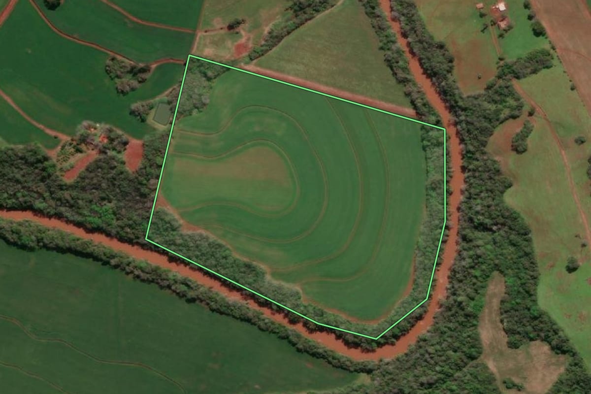 Imagem de satélite do imóvel rural em Santa Rosa (RS), com o contorno declarado no CAR desenhado por cima.