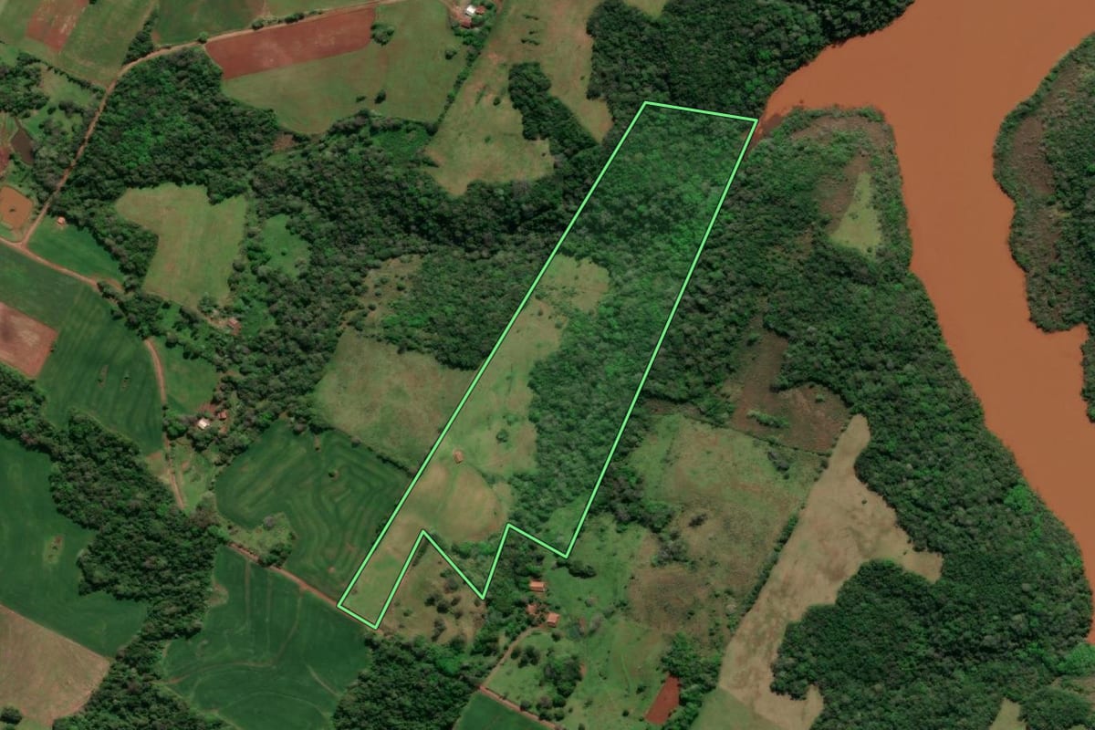Imagem de satélite do imóvel rural em Santa Rosa (RS), com o contorno declarado no CAR desenhado por cima.