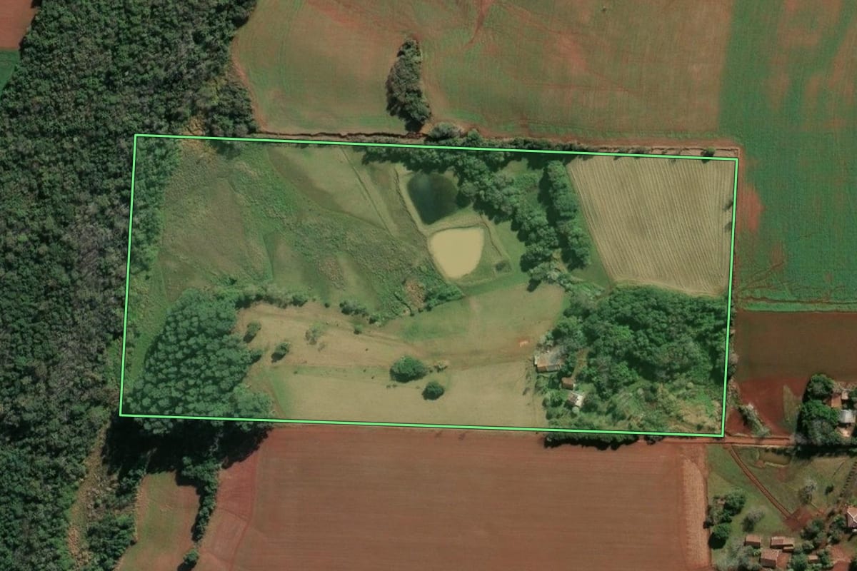 Imagem de satélite do imóvel rural em Santa Rosa (RS), com o contorno declarado no CAR desenhado por cima.