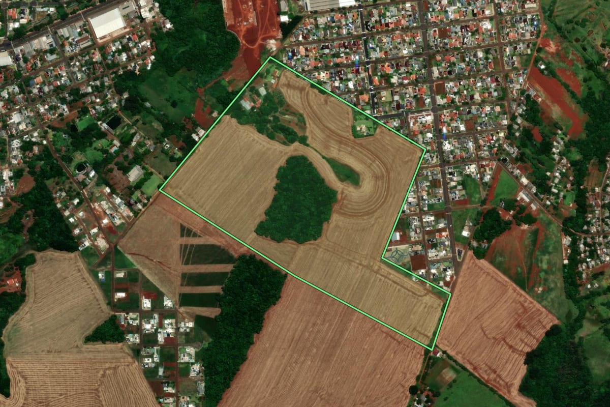 Imagem de satélite do imóvel rural em Santa Rosa (RS), com o contorno declarado no CAR desenhado por cima.