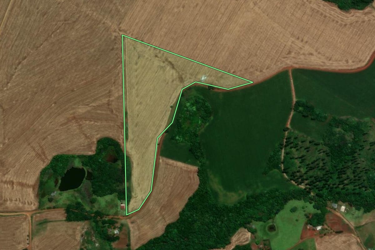 Imagem de satélite do imóvel rural em Santa Rosa (RS), com o contorno declarado no CAR desenhado por cima.