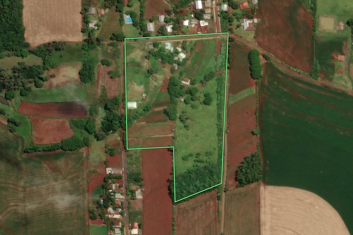 Imagem de satélite do imóvel rural em Santa Rosa (RS), com o contorno declarado no CAR desenhado por cima.