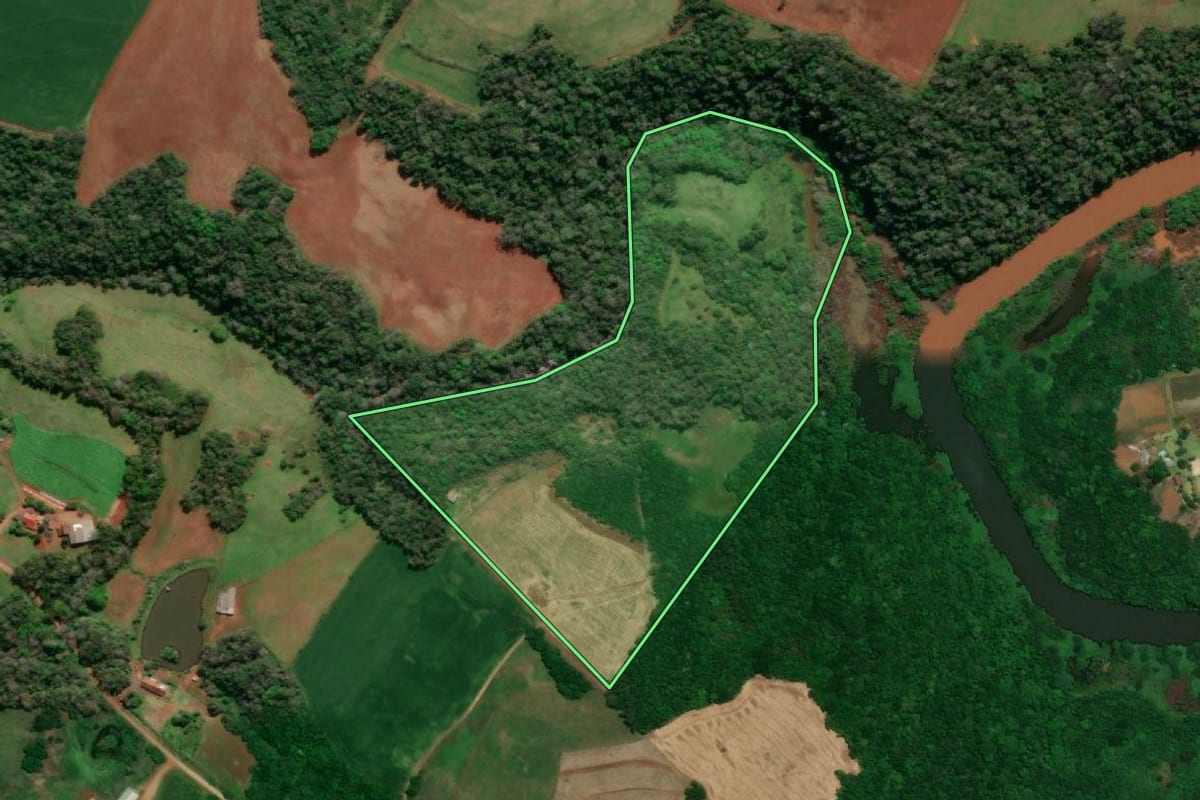 Imagem de satélite do imóvel rural em Santa Rosa (RS), com o contorno declarado no CAR desenhado por cima.