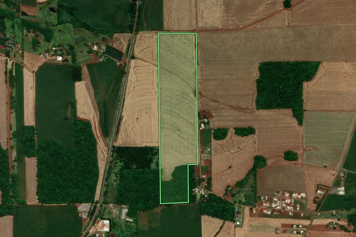 Imagem de satélite do imóvel rural em Santa Rosa (RS), com o contorno declarado no CAR desenhado por cima.