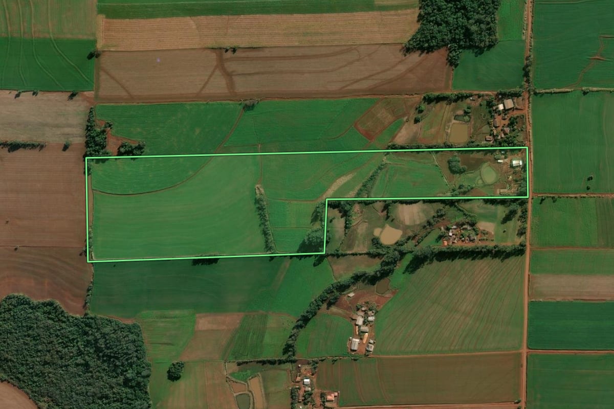 Imagem de satélite do imóvel rural em Santa Rosa (RS), com o contorno declarado no CAR desenhado por cima.