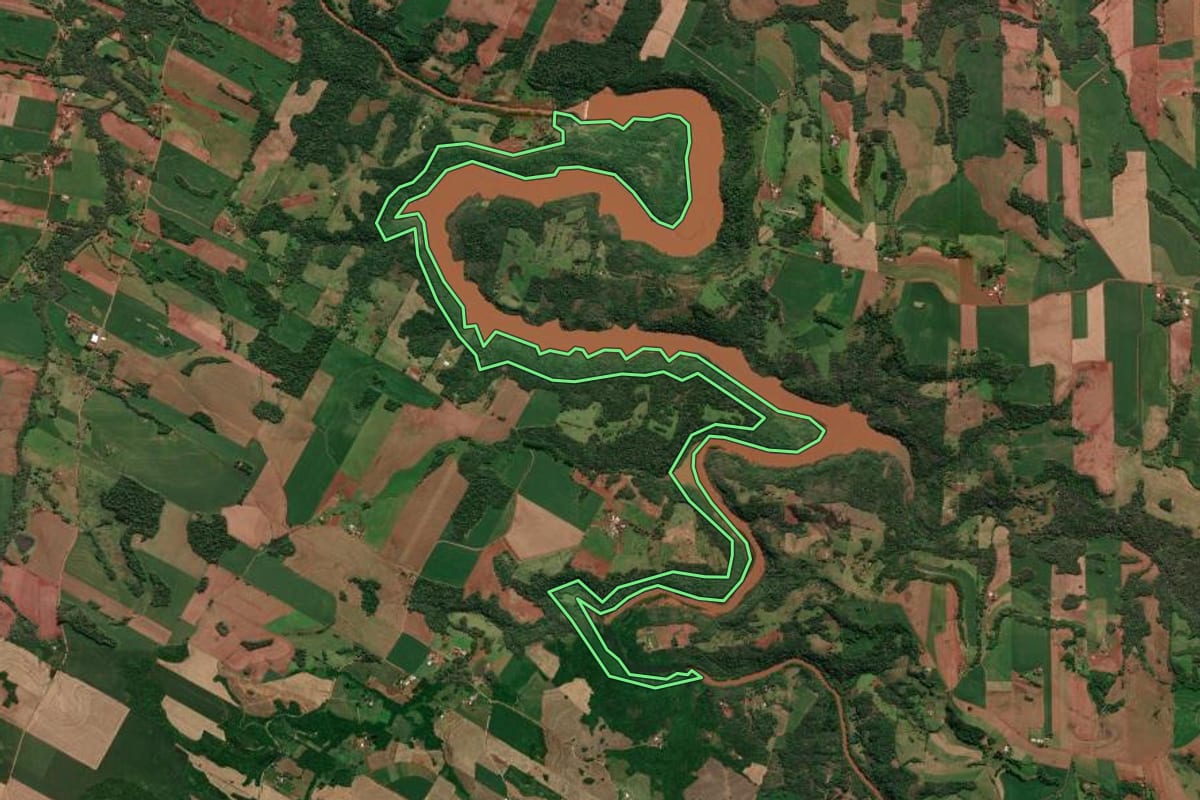 Imagem de satélite do imóvel rural em Santa Rosa (RS), com o contorno declarado no CAR desenhado por cima.