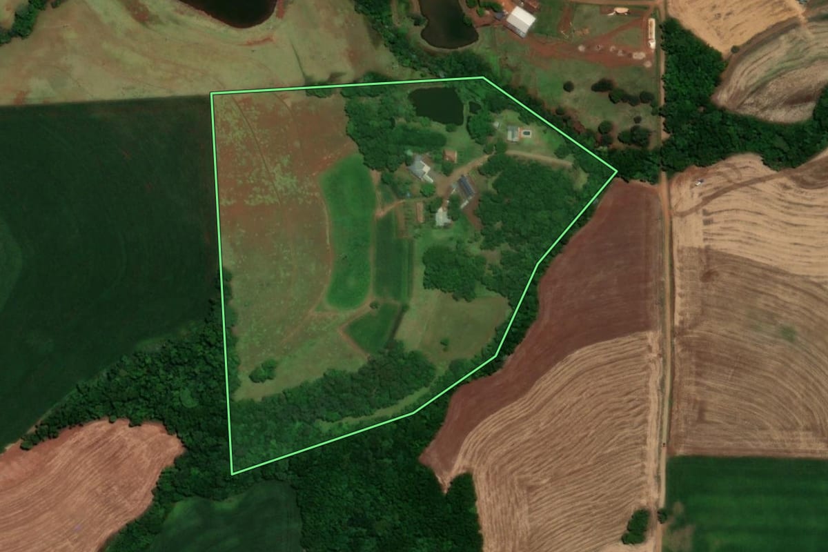 Imagem de satélite do imóvel rural em Santa Rosa (RS), com o contorno declarado no CAR desenhado por cima.