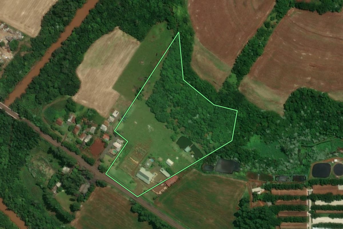 Imagem de satélite do imóvel rural em Santa Rosa (RS), com o contorno declarado no CAR desenhado por cima.