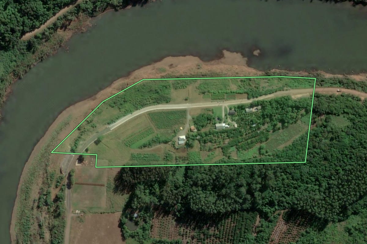 Imagem de satélite do imóvel rural em Santa Tereza (RS), com o contorno declarado no CAR desenhado por cima.