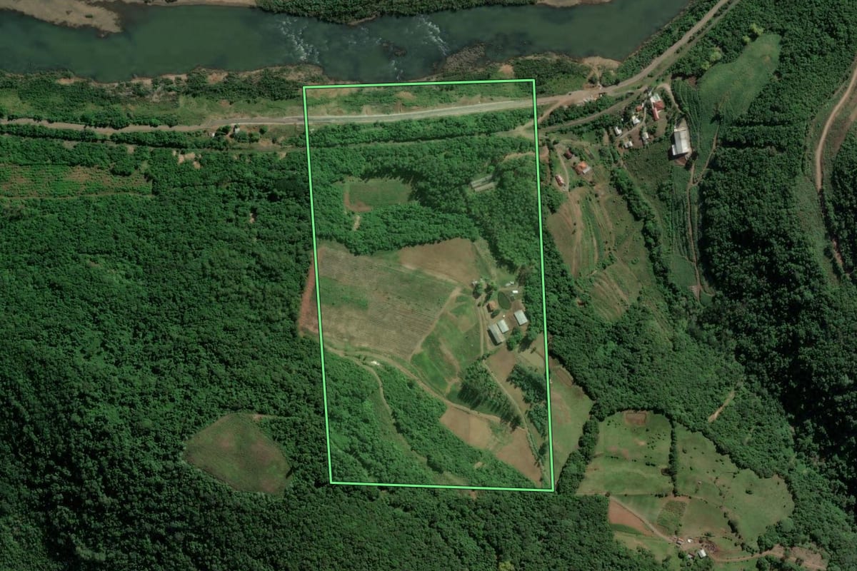 Imagem de satélite do imóvel rural em Santa Tereza (RS), com o contorno declarado no CAR desenhado por cima.