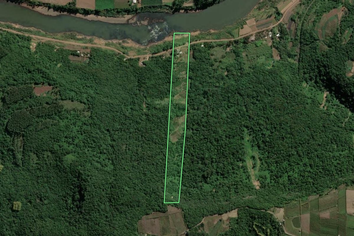 Imagem de satélite do imóvel rural em Santa Tereza (RS), com o contorno declarado no CAR desenhado por cima.