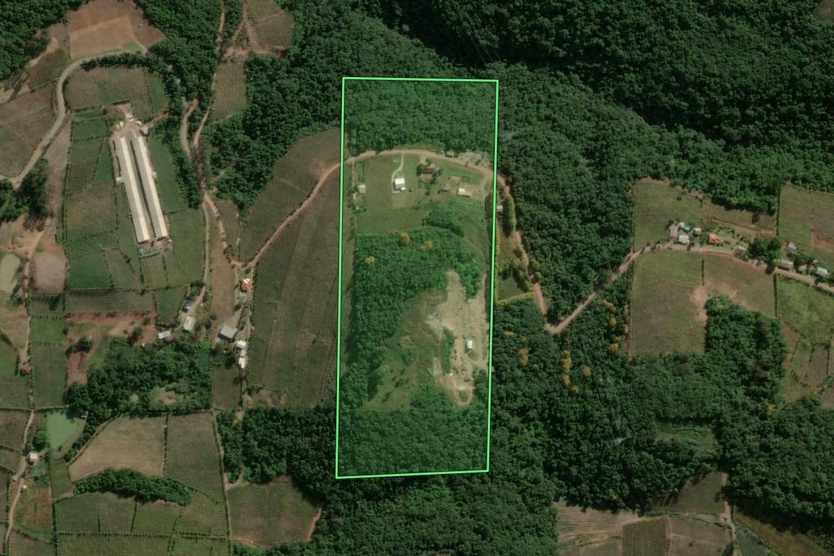 Imagem de satélite do imóvel rural em Santa Tereza (RS), com o contorno declarado no CAR desenhado por cima.