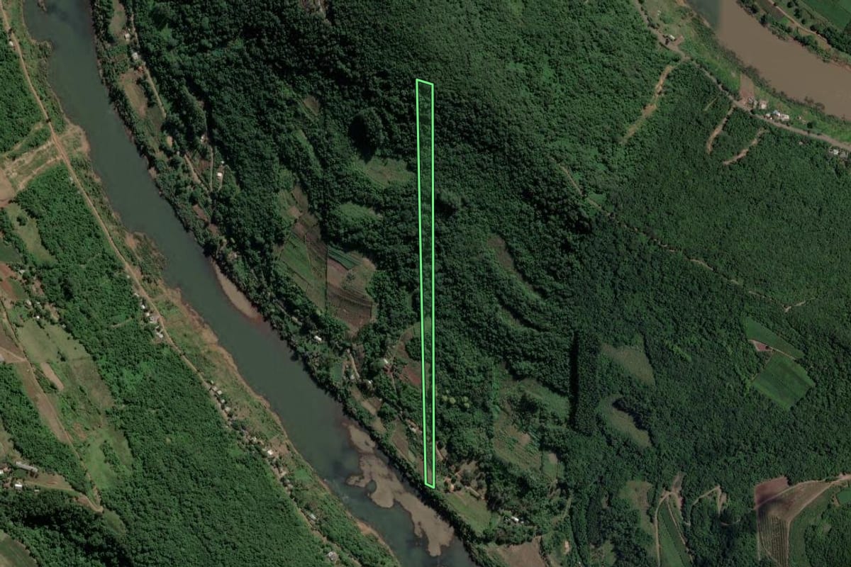 Imagem de satélite do imóvel rural em Santa Tereza (RS), com o contorno declarado no CAR desenhado por cima.