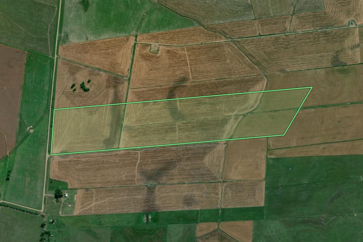 Imagem de satélite do imóvel rural em Santa Vitória do Palmar (RS), com o contorno declarado no CAR desenhado por cima.