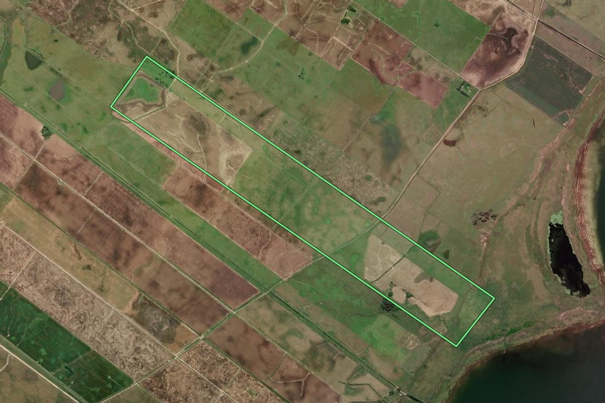 Imagem de satélite do imóvel rural em Santa Vitória do Palmar (RS), com o contorno declarado no CAR desenhado por cima.
