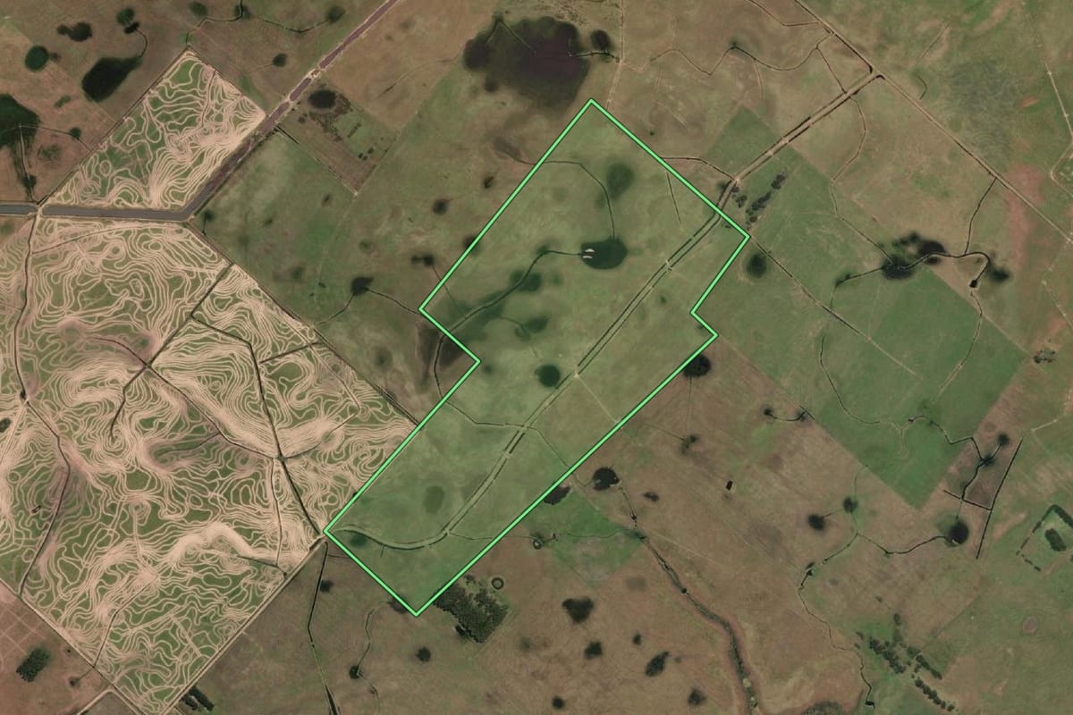 Imagem de satélite do imóvel rural em Santa Vitória do Palmar (RS), com o contorno declarado no CAR desenhado por cima.