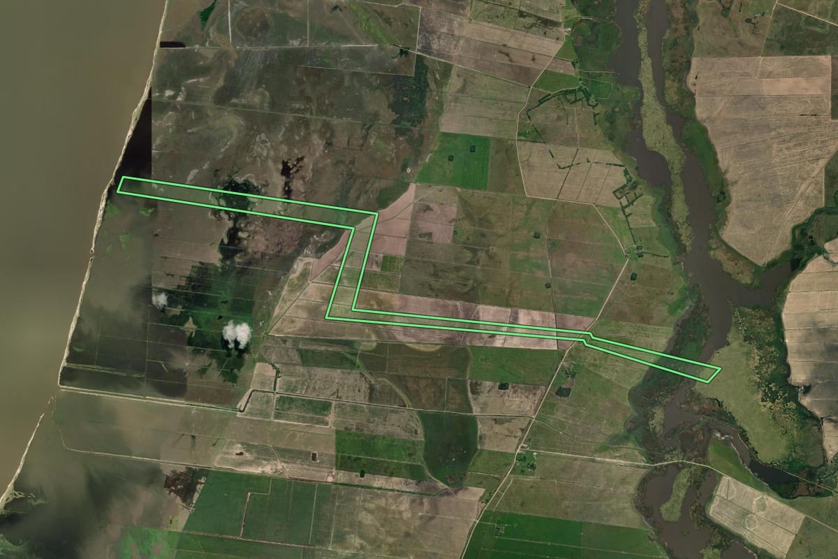Imagem de satélite do imóvel rural em Santa Vitória do Palmar (RS), com o contorno declarado no CAR desenhado por cima.