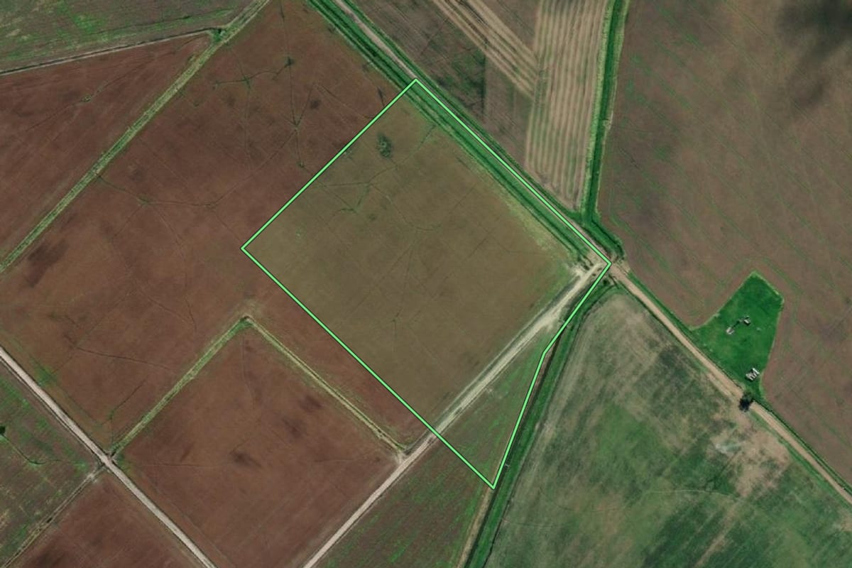 Imagem de satélite do imóvel rural em Santa Vitória do Palmar (RS), com o contorno declarado no CAR desenhado por cima.