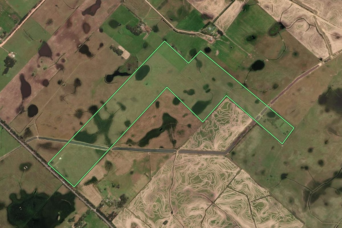 Imagem de satélite do imóvel rural em Santa Vitória do Palmar (RS), com o contorno declarado no CAR desenhado por cima.
