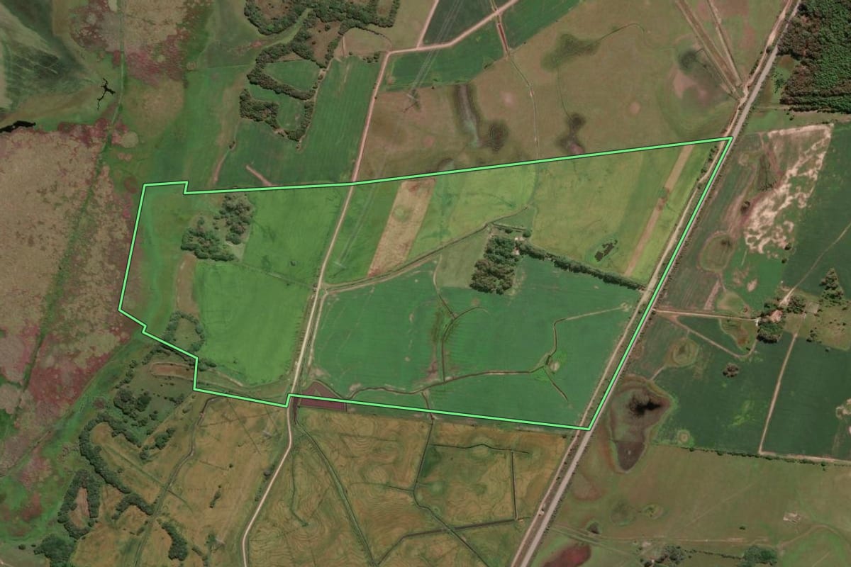 Imagem de satélite do imóvel rural em Santa Vitória do Palmar (RS), com o contorno declarado no CAR desenhado por cima.