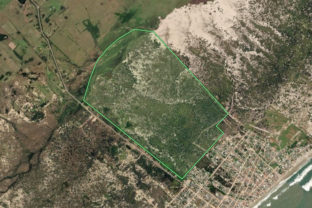 Imagem de satélite do imóvel rural em Santa Vitória do Palmar (RS), com o contorno declarado no CAR desenhado por cima.