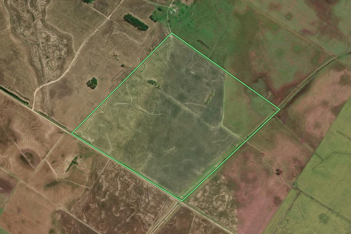 Imagem de satélite do imóvel rural em Santa Vitória do Palmar (RS), com o contorno declarado no CAR desenhado por cima.