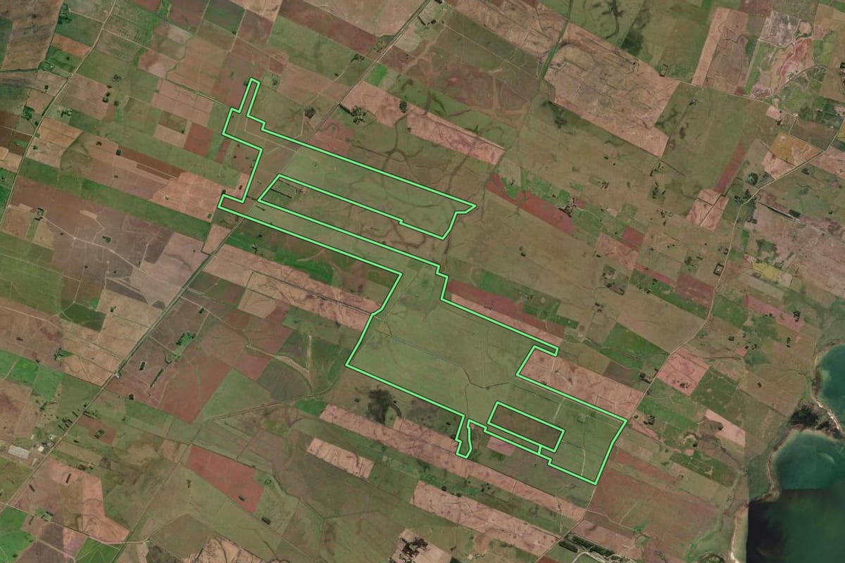 Imagem de satélite do imóvel rural em Santa Vitória do Palmar (RS), com o contorno declarado no CAR desenhado por cima.