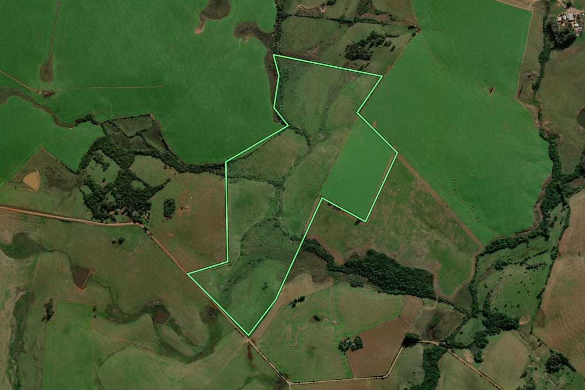 Imagem de satélite do imóvel rural em Santiago (RS), com o contorno declarado no CAR desenhado por cima.