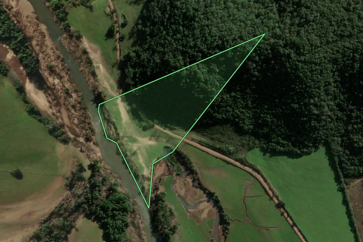 Imagem de satélite do imóvel rural em Santiago (RS), com o contorno declarado no CAR desenhado por cima.