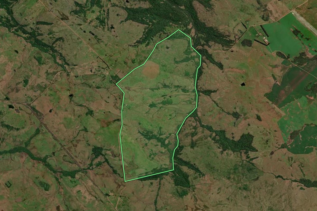 Imagem de satélite do imóvel rural em Santiago (RS), com o contorno declarado no CAR desenhado por cima.