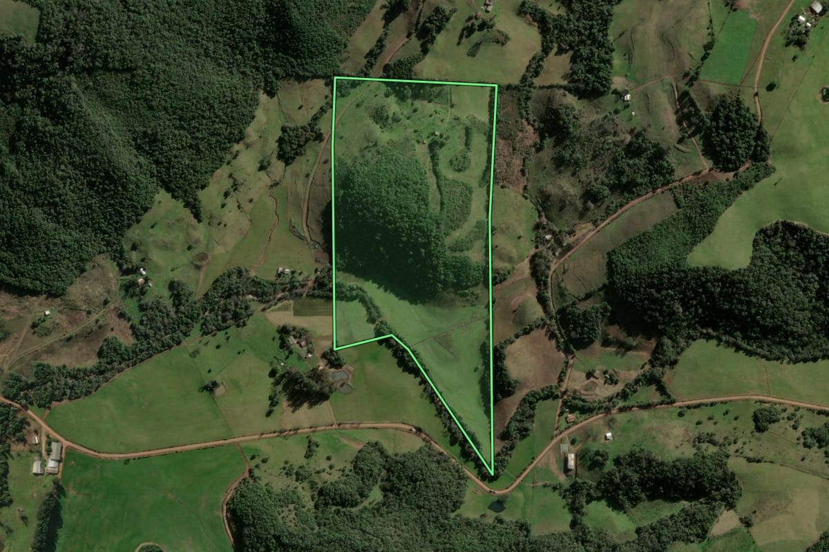 Imagem de satélite do imóvel rural em Santiago (RS), com o contorno declarado no CAR desenhado por cima.