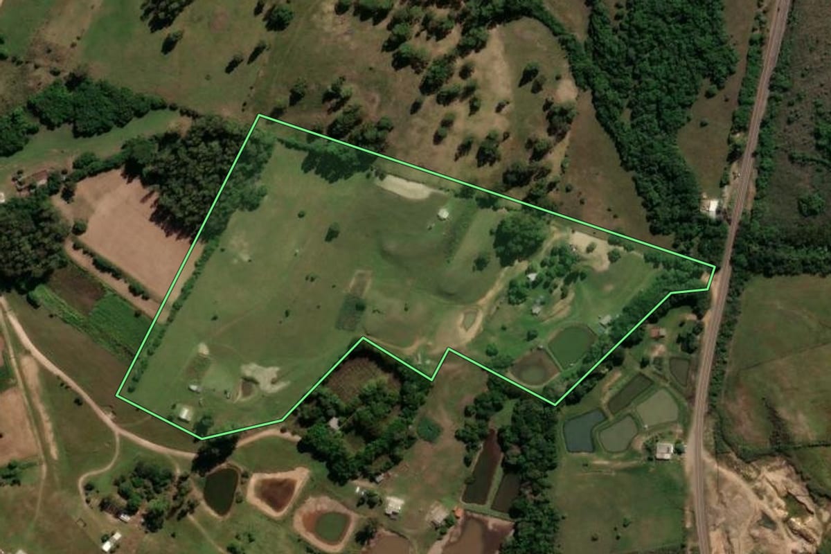 Imagem de satélite do imóvel rural em Santiago (RS), com o contorno declarado no CAR desenhado por cima.