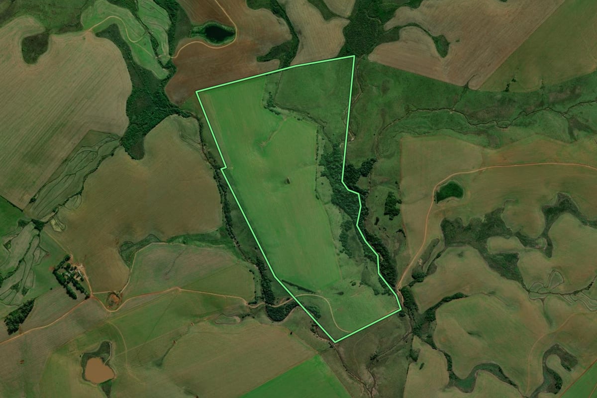 Imagem de satélite do imóvel rural em Santiago (RS), com o contorno declarado no CAR desenhado por cima.