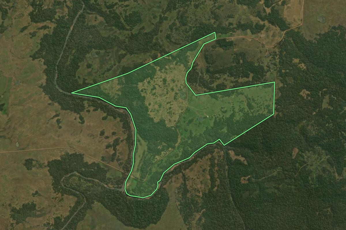 Imagem de satélite do imóvel rural em Santiago (RS), com o contorno declarado no CAR desenhado por cima.