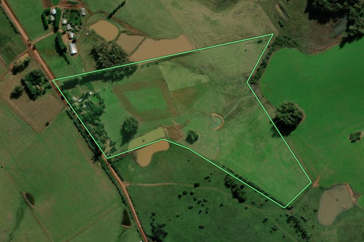 Imagem de satélite do imóvel rural em Santiago (RS), com o contorno declarado no CAR desenhado por cima.