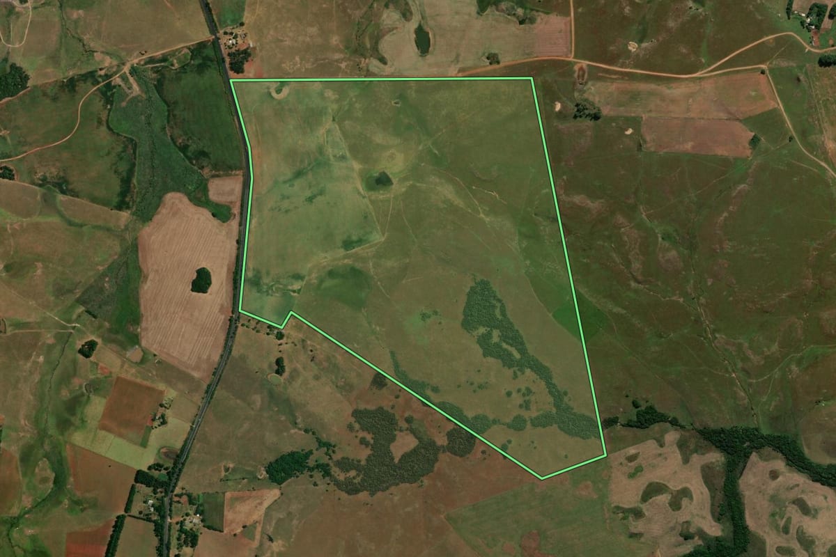 Imagem de satélite do imóvel rural em Santiago (RS), com o contorno declarado no CAR desenhado por cima.