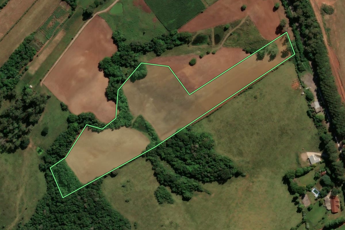 Imagem de satélite do imóvel rural em Santiago (RS), com o contorno declarado no CAR desenhado por cima.